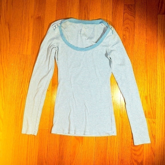 Express Striped ScoopNeck Long sleeve T-shirt
A super soft cotton modal blend - Picture 3 of 9